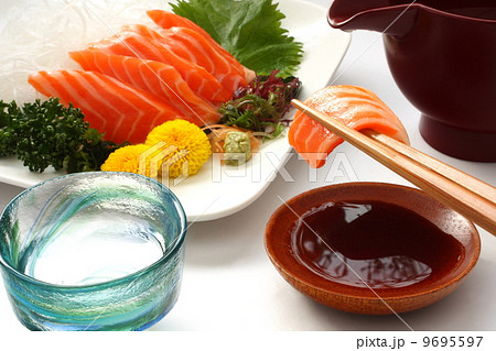 サーモン　鮭　刺身　お刺身　箸上げ　晩酌　日本酒　和食　白背景 9695597
