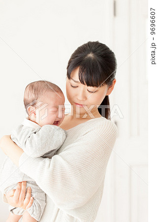 泣く生後４ヶ月の赤ちゃんとママ 9696607