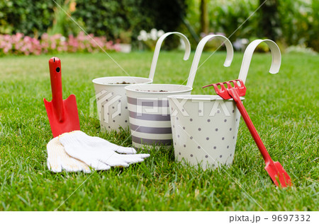 Flowerpots and garden hand tools Flowerpots and garden hand tools 9697332
