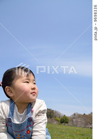 青空バックの女の子 9698336