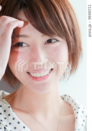 笑う 手を当てる 嬉しい 若い女性の表情 感情 コスメ美容イメージ 美人 代 色白 スタジオ撮影の写真素材