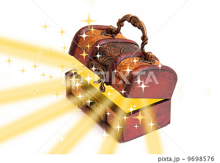 宝 宝石箱 宝箱 宝の箱 財宝 白バック 光 輝き 黄金 金 アンティーク 金色 ジュエリー の写真素材