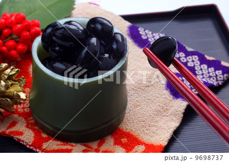 黒豆　お節料理　お節　煮豆　正月料理　白背景 9698737