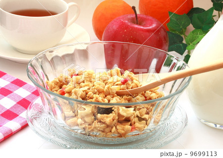 グラノーラ 朝食 紅茶 牛乳 フルーツ 白背景 グラノーラ 朝食 紅茶 牛乳 フルーツ 白背景 9699113