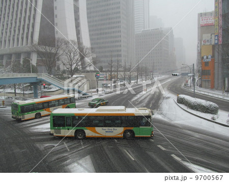 雪の新宿西口　都営バス 9700567