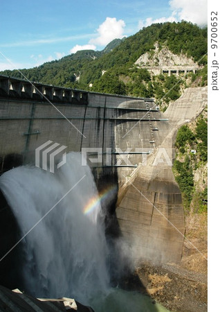 黒部ダムの放流で生まれた虹 9700652