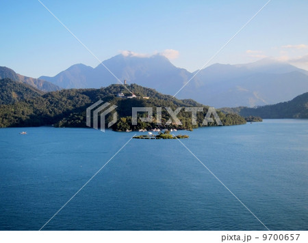 台湾 南投県 日月潭とサオ族の聖地ラル島(手前の小島) 台湾 南投県 日月潭とサオ族の聖地ラル島(手前の小島) 9700657