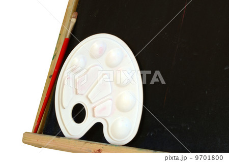 paint brush palette easel isolated on white 9701800