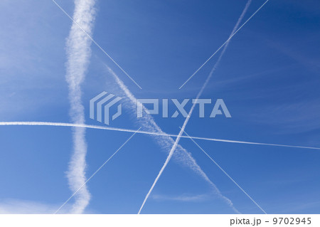 Jet trail across blue sky 9702945