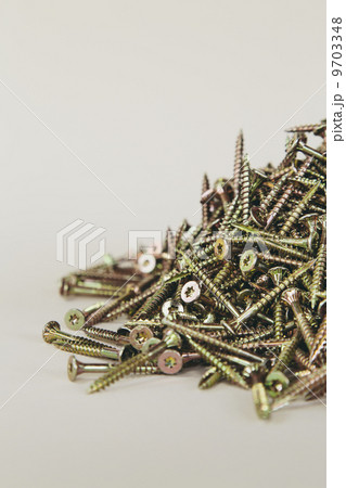 A pile of brass screws with a Philips crosshead. A pile of brass screws with a Philips crosshead. 9703348