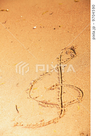 Violin key treble clef drawn in sand Violin key treble clef drawn in sand 9704590
