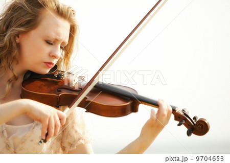 Portrait blonde girl with a violin outdoor 9704653