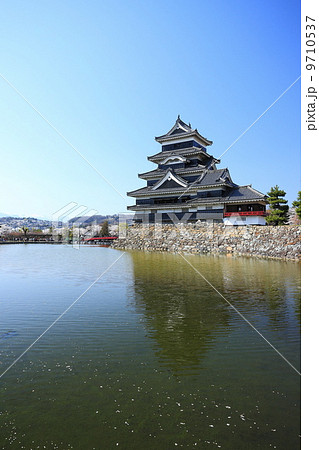 桜咲く頃の松本城 9710537