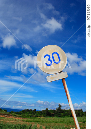 色あせた標識 9711340