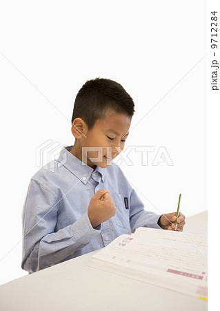 勉強している男の子 勉強している男の子 9712284