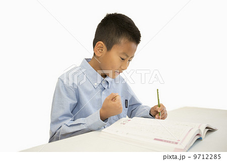 勉強している男の子 9712285