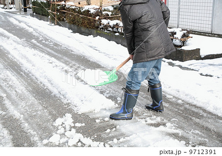 雪かきをする男性の画像 9712391
