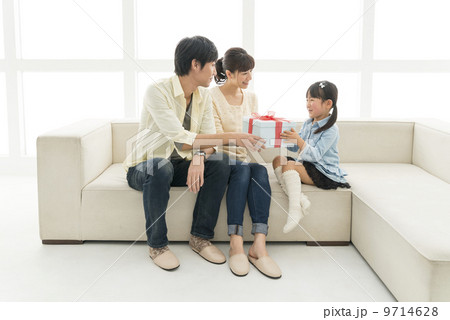 プレゼントを受け渡しする家族 9714628
