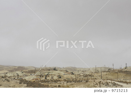 Oil rigs and wells in the Midway-Sunset shale oil fields, the largest in California 9715213