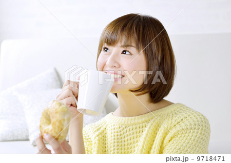 コーヒーを飲む若い女性 コーヒーを飲む若い女性 9718471
