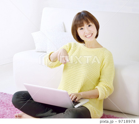 ノートパソコンを使う女性 9718978