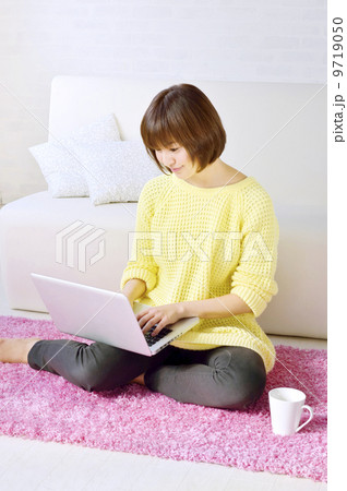 ノートパソコンを使う女性 9719050