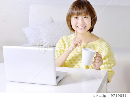 ノートパソコンを使う女性 9719051