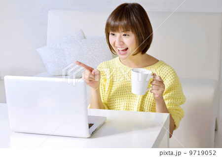 ノートパソコンを使う女性 9719052