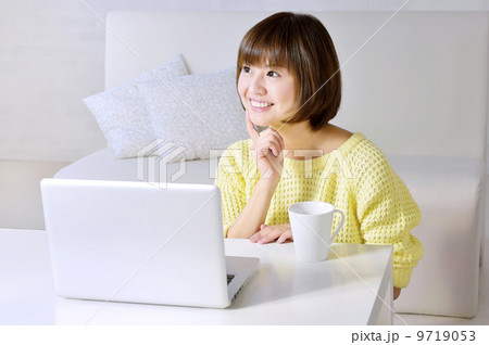 ノートパソコンを使う女性 9719053