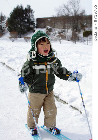 スキーをする子供 スキーをする子供 9719765