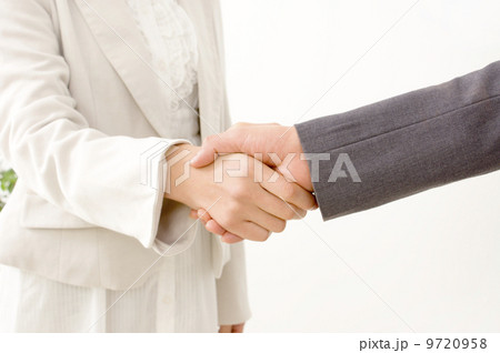 握手をする女性 9720958