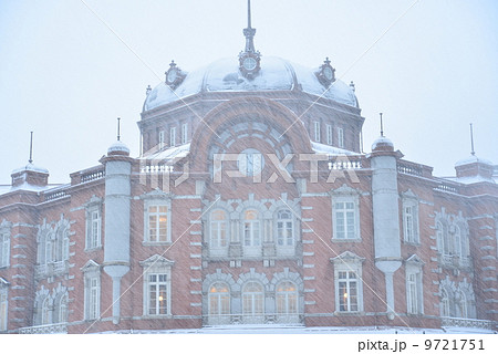 雪の東京駅の写真素材