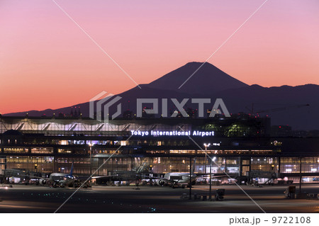 真っ赤な夕焼け空の美しい富士山と羽田空港 9722108