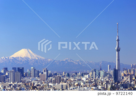 快晴青空 冠雪した美しい富士山と東京スカイツリー そして都心の街並を望む の写真素材