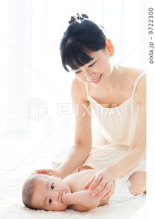 生後4ヶ月の赤ちゃんとママ 生後4ヶ月の赤ちゃんとママ 9722300