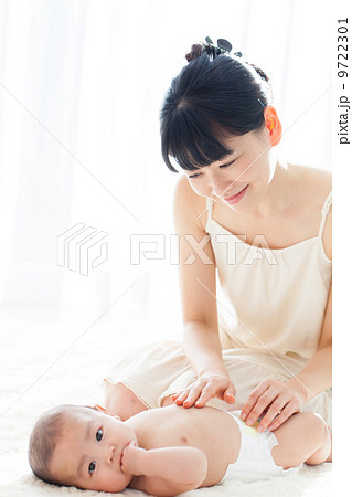 生後4ヶ月の赤ちゃんとママ 生後4ヶ月の赤ちゃんとママ 9722301
