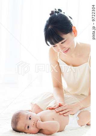 生後4ヶ月の赤ちゃんとママ 生後4ヶ月の赤ちゃんとママ 9722304