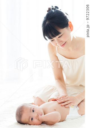 生後４ヶ月の赤ちゃんとママ 9722306