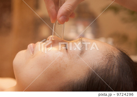 ミドル女性のエステ（プロのエステティシャンによる施術） 9724296