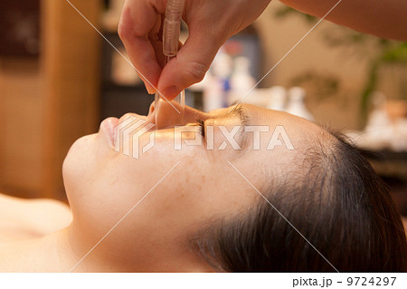 ミドル女性のエステ(プロのエステティシャンによる施術) ミドル女性のエステ(プロのエステティシャンによる施術) 9724297