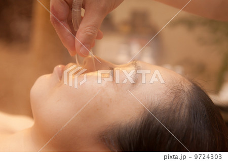 ミドル女性のエステ(プロのエステティシャンによる施術) ミドル女性のエステ(プロのエステティシャンによる施術) 9724303