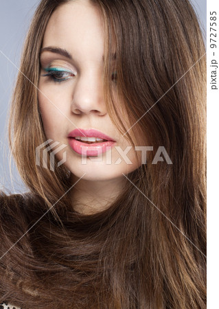 Portrait of a pretty young woman 9727585