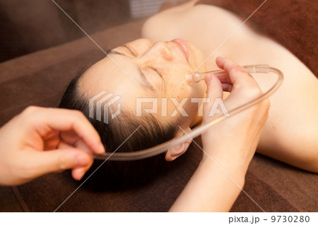 ミドル女性のエステ（プロのエステティシャンによる施術） 9730280