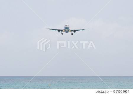 Unrecognisable airplane landing Unrecognisable airplane landing 9730904