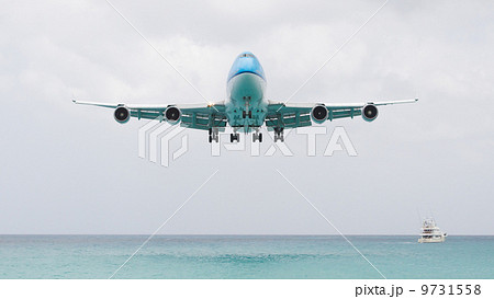 ST MARTIN, ANTILLES - JULY 19, 2013: Boeing 747 aircraft in is l 9731558