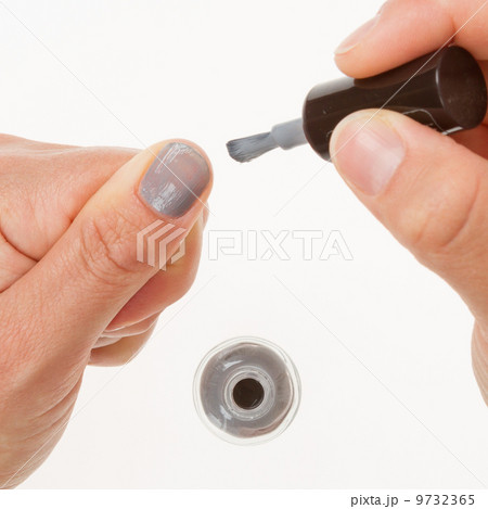 Painting female fingernails 9732365