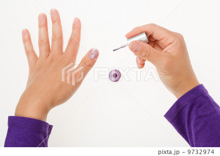 Painting female fingernails 9732974