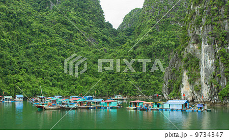 Floating fisherman's village in ha long bay Floating fisherman's village in ha long bay 9734347