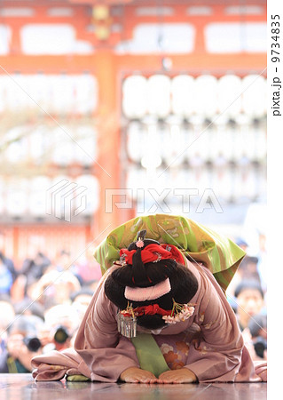 舞妓さんのお辞儀 9734835