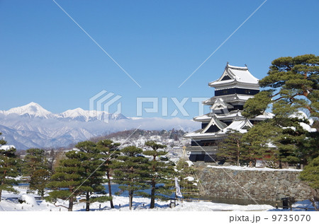 国宝　雪景色の松本城と北アルプス 9735070
